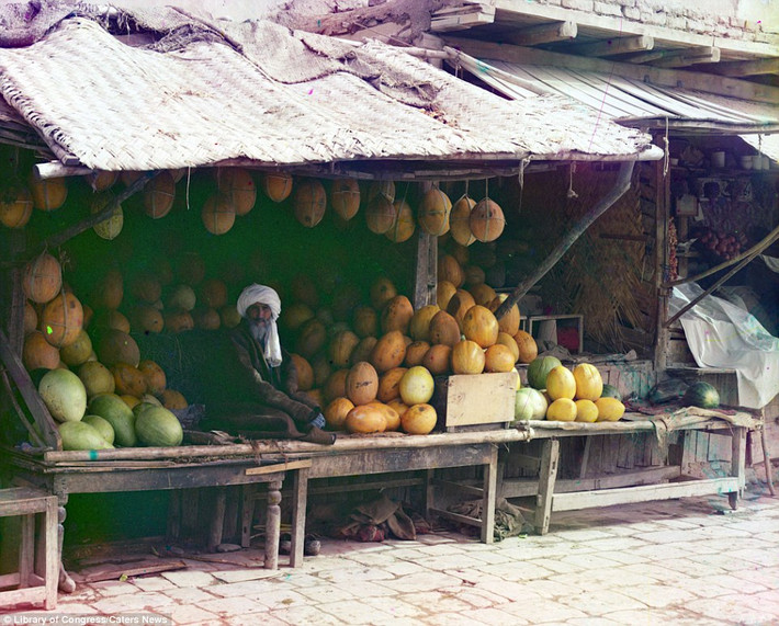Cửa hàng bán dưa hấu của một ông lão ở Samarkand.