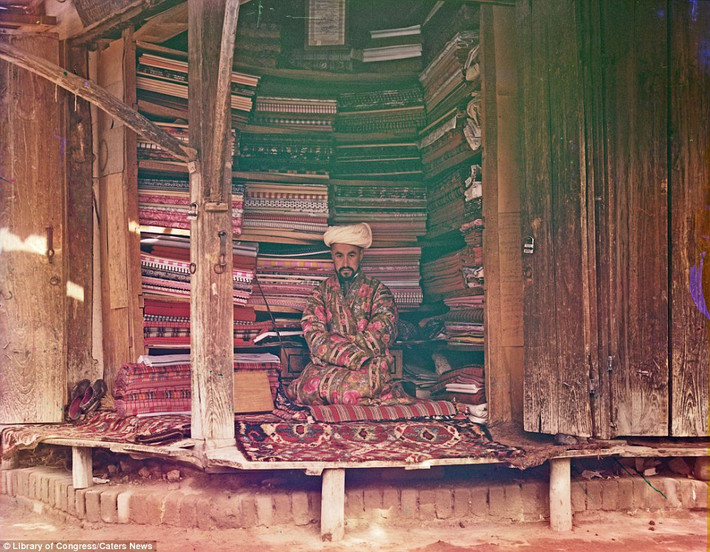 Chủ cửa hàng bán vải người Hồi giáo buôn bán đủ các loại vải từ lụa, cotton, len và thảm tại Samarkand (hiện nay là lãnh thổ Uzbekistan).