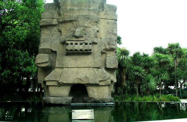Tlaloc là thần nước của người Aztec, được thờ phụng là vị thần cung cấp sự sống và thực phẩm. Khi người nào làm thần Tlaloc tức giận thì sẽ phải hứng chịu cơn thịnh nộ của vị thần này là những con mưa đá, sấm sét...