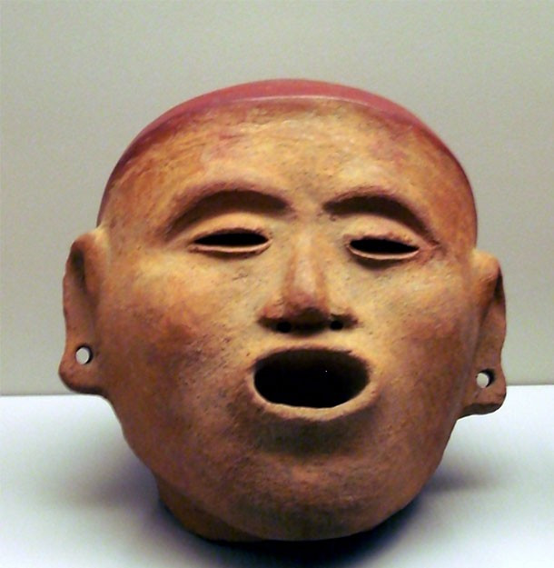 Xipe Totec là vị thần của sự đau khổ, bệnh tật và thợ vàng. Người Aztec có tập tục thờ phụng vị thần này khá rùng rợn đó là lột da nô lệ và sau đó khoác bộ da người đó lên.