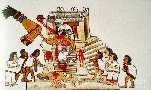 Trong nền văn minh Aztec, các vị thần được con người hiến tế rất nhiều. Việc hiến tế con người khá phổ biến ở các nền văn minh cổ xưa. Tuy nhiên, nền văn minh Aztec hiến tế con người dâng lên các vị thần linh nhiều hơn bất cứ nền văn minh nào trong lịch sử. Việc hiến tế của người Aztec được thực hiện tại Kim tự tháp Mặt Trời và Mặt Trăng.