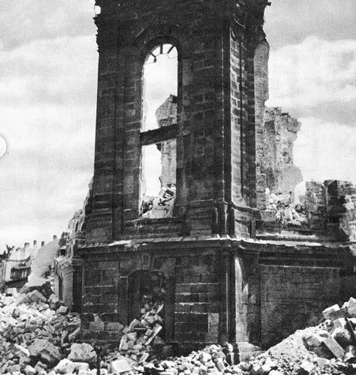 Sau chiến dịch không kích, người ta không còn nhận ra nơi đây từng có nhà thờ Dresden Frauenkirche trước kia.