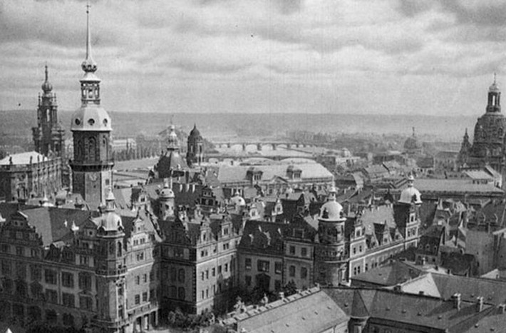 Hình ảnh thành phố Dresden, bang Saxony, Đức, nhìn từ trên cao trước khi Mỹ và Anh thực hiện chiến dịch ném bom Dresden oanh tạc thành phố này từ ngày 13 - 15/2/1945.