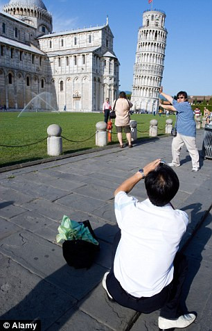 Hay chụp những bức ảnh sáng tạo, vui vẻ bên tháp nghiêng Pisa.