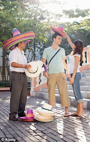 Mua những chiếc mũ vành to của người dân địa phương giúp du khách trải nghiệm một phần văn hóa của đất nước đang du lịch.