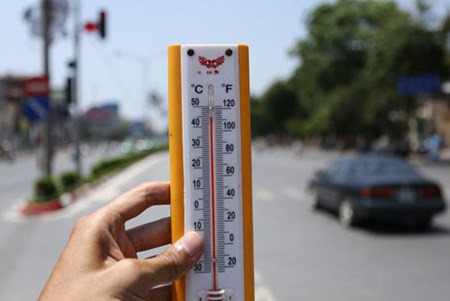 Ngày 28/6, nhiệt độ ngoài trời tại Hà Nội có nơi lên đến 45 độ C, người dân tìm đủ mọi cách để tránh nắng nóng khủng khiếp. Nhiệt độ đo trên đường Giải Phóng lúc 13h, lên đến 45 độ C.