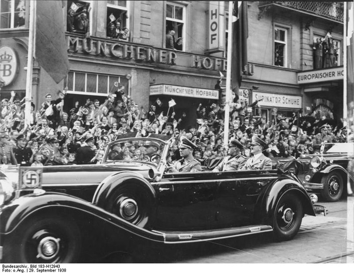Đến năm 2.000, một đơn yêu cầu đòi bồi thường bảo hiểm do Hitler ký liên quan đến vụ hư hại chiếc Mercedes mà ông gặp tai nạn năm 1930 bất ngờ xuất hiện trên trang eBay.