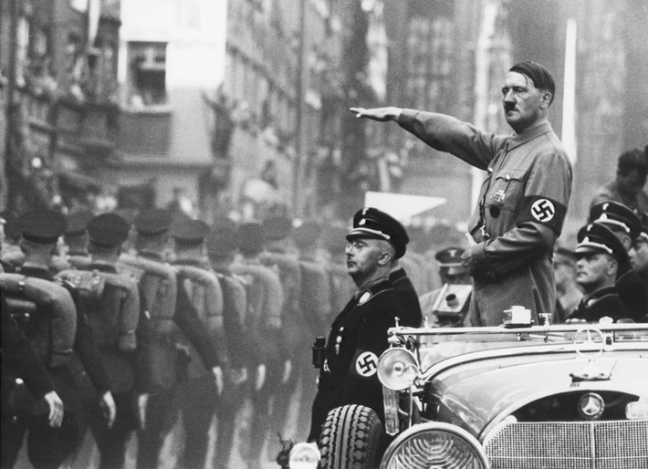6 tháng sau sau khi chết hụt trong tai nạn xe nguy hiểm trên, Hitler và Đảng Quốc xã lên nắm quyền ở Đức.