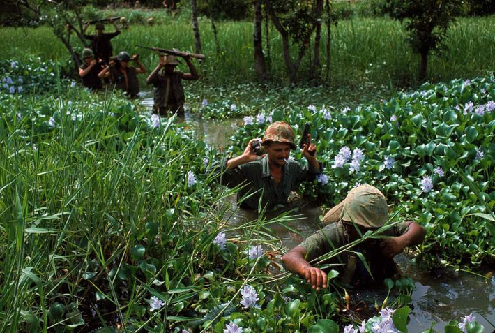 Lính Mỹ di chuyển qua khu vực một đầm lầy năm 1965.