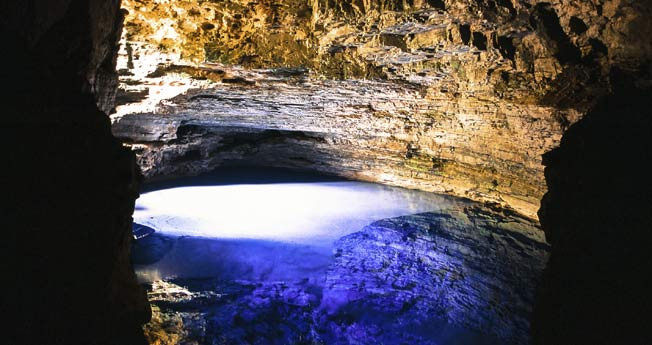 Enchanted Well ở Công viên quốc gia Chapada, Brazil là một hồ bơi khổng lồ, với làn nước xanh vắt có thể nhìn thấy tận đáy, nằm ở độ sâu khoảng 41m. Khi đến đây du khách sẽ có thể tìm thấy những dấu tích của 40 loài động vật đã tuyệt chủng ở nơi này.