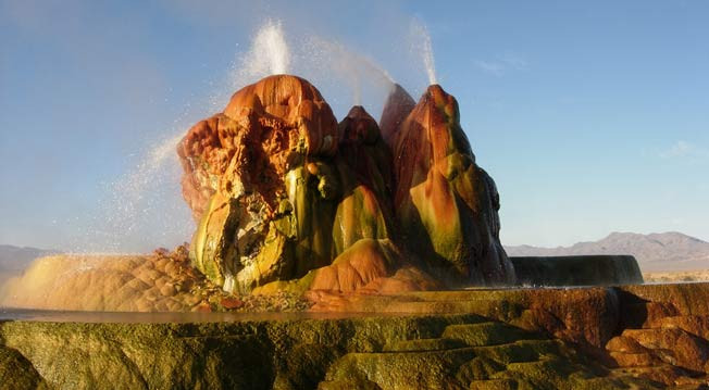 Giếng phun Fly Geyser ở tiểu bang Nevada, Mỹ là một trong những cảnh quan thiên nhiên tuyệt đẹp ẩn chứa những điều kỳ bí, lạ lùng.