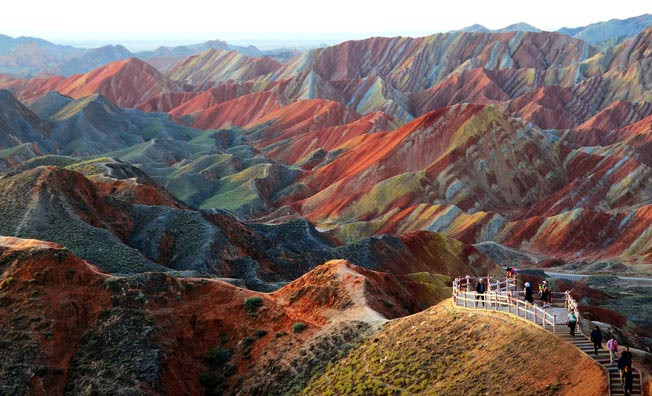Công viên Địa chất Zhangye Danxia ở Trung Quốc có những núi đá nhiều màu sắc, được tạo thành qua hàng triệu năm tích tụ sa thạch đỏ và các trầm tích tạo nên cảnh quan ngoạn mục, choáng ngợp.