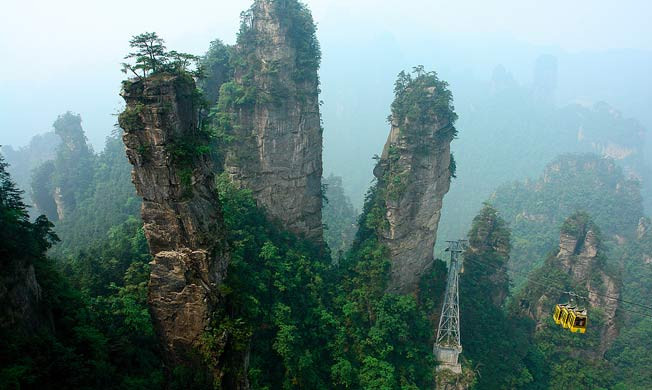 Núi Tianzi ở Trung Quốc nổi tiếng với hàng ngàn đỉnh núi hùng vĩ tuyệt đẹp như tranh vẽ. Một số đỉnh núi cao đến hơn 1.200m
