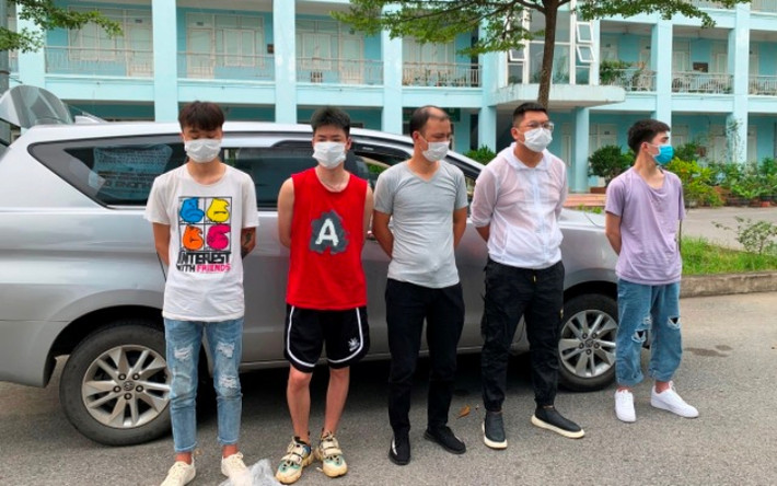 Sáng 27/7, Công an thành phố Lào Cai cũng bắt 10 đối tượng là người Trung Quốc nhập cảnh trái phép vào thành phố Lào Cai, để đi TP Hồ Chí Minh, do bốn đối tượng là người Việt Nam dẫn dắt.