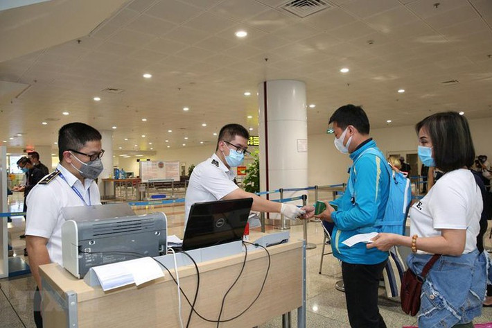 Ngày 24/7, Cảng vụ hàng không quốc tế Nội Bài phát hiện 2 phụ nữ cư trú tại Kiên Giang từ Trung Quốc về Việt Nam qua đường tiểu ngạch.