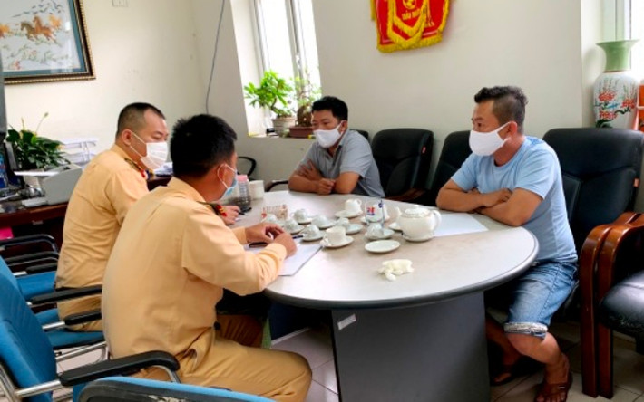 Theo quy định của pháp luật, hành vi nhập cảnh trái phép vào Việt Nam ngoài xử lý hành chính và trục xuất, nếu đối tượng dương tính COVID-19 có thể bị truy cứu trách nhiệm hình sự về tội lây lan dịch bệnh. Đặc biệt, Bộ Luật Hình sự năm 2015 quy định hành vi đưa người nhập cảnh trái phép vào Việt Nam sẽ bị xử lý nghiêm khắc.