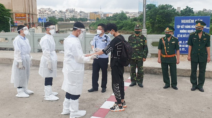 Ngày 27/7, tại cuộc họp Thường trực Chính phủ về phòng chống dịch COVID-19, Thủ tướng đã yêu cầu Bộ Quốc phòng và các địa phương biên giới phải tăng cường kiểm soát và làm rõ trường hợp vi phạm. Bộ Quốc phòng phải xử lý nghiêm cán bộ, chiến sĩ, cá nhân, đơn vị, địa phương vi phạm Luật Biên giới. Bộ Công an thực hiện chủ trương đi từng ngõ, gõ từng nhà những địa bàn trọng điểm như: Đà Nẵng, Quảng Nam, Quảng Ngãi và 2 thành phố lớn để tìm các đối tượng nhập cảnh trái phép, song song đó tập trung điều tra, truy tố, xét xử những cá nhân, đơn vị vi phạm pháp luật trong vấn đề đưa người xâm nhập trái phép. Clip Quảng Ninh: Bắt 3 người Trung Quốc nhập cảnh trái phép. Nguồn: VTC 14