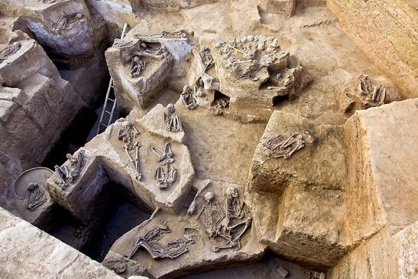 Bên cạnh trẻ em, người Inca còn hiến tế những tù nhân. Trước khi bị đem đi hiến tế dâng lên thần linh, vật tế sẽ được chăm sóc chu đáo, ăn ngon và được người dân tổ chức lễ hội tôn vinh sự hy sinh của những con người xấu số đó. Thậm chí, những người bị đem đi tế thần còn có thể gặp mặt nhà vua.