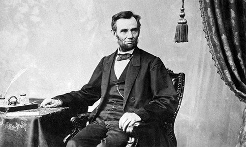 Vào khoảng 10 ngày trước khi bị ám sát tại rạp hát Ford ở Thủ đô Washington D.C, Tổng thống Abraham Lincoln đã nằm mơ thấy bản thân nằm trong một chiếc quan tài và văng vẳng bên tai có tiếng nói “Tổng thống bị ám sát rồi!”.
