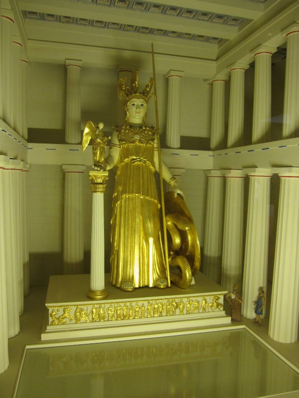 Đền Parthenon có hình chữ nhật, dài 69,5m, rộng 30,5m. Bên trong nội điện có khám thần và pho tượng nữ thần lớn chế tác bằng vàng và ngà voi.