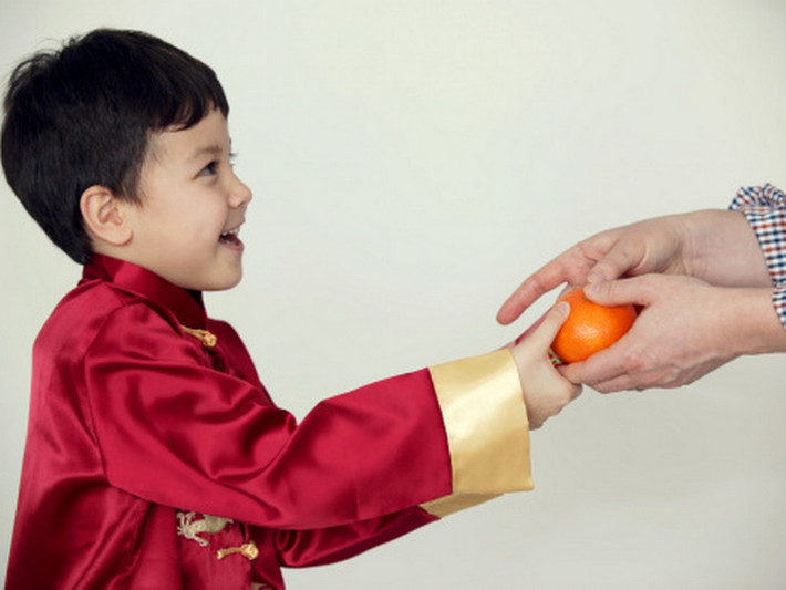 Vào dịp Tết Âm lịch, người dân ở nhiều vùng Trung Quốc tặng nhau cam, quýt khi chúc Tết những người lớn. Phong tục này xuất phát từ màu vàng của hai loại quả trên tượng trưng cho sự giàu sang, sung túc, rất thịnh tại các nước phương Đông.