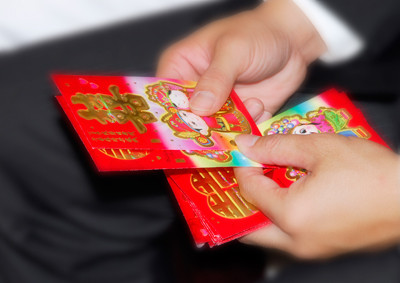 Tại Singapore, cha mẹ và những người thân đã lập gia đình thường tặng tiền lì xì đựng trong bao đỏ cho những người thân trong nhà chưa lập gia đình dịp Tết Âm lịch. Phong tục này được thực hiện như là biểu thị một cách cầu chúc may mắn sẽ đến với những người độc thân.