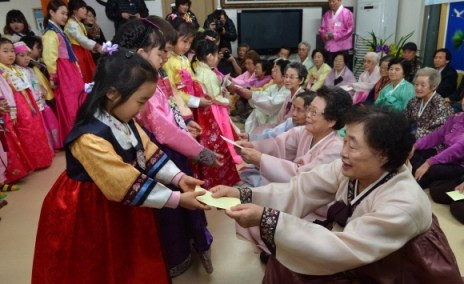 Theo đó, tiền mừng tuổi đại diện cho lời chúc thành công của bậc bề trên dành cho con cháu trong gia đình.