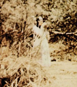 Reverend R.S. Blance ở Corroboree Rock, Australia đã chụp được bức ảnh ma quái này năm 1959. Bức hình gây chú ý với một bóng người đang đi lang thang trong rừng mặc dù khi chụp ảnh không có ai ở đó.