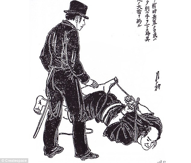S Các chuyên gia đã dịch thành công cuốn sách cổ dạy võ thuật do samurai viết. Đây là tác phẩm của samurai Tetsutaro Hisatomi. Trong ảnh mô tả cảnh S amurai Tetsutaro Hisatom hướng dẫn nhiều chiêu thức võ thuật có thể sử dụng hiệu quả trong việc bắt giữ tội phạm.