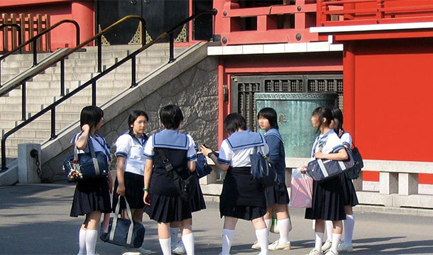 Tại Nhật Bản, học sinh và giáo viên cùng dọn dẹp sạch sẽ khuôn viên trường học. Vì vậy, trường học không tuyển lao công.