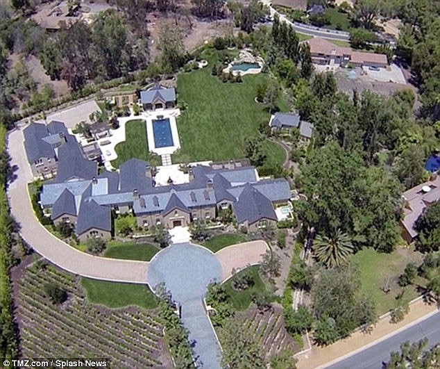 Vợ chồng Kim Kardashian và Kanye West sở hữu hai biệt thự ở Los Angeles, một căn nhà ở Bel Air và một biệt thự ở Hidden Hills, một khu đất ở thung lũng San Fernando.