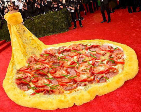 Phần đuôi váy của Rihanna được biến tấu thành chiếc bánh pizza.