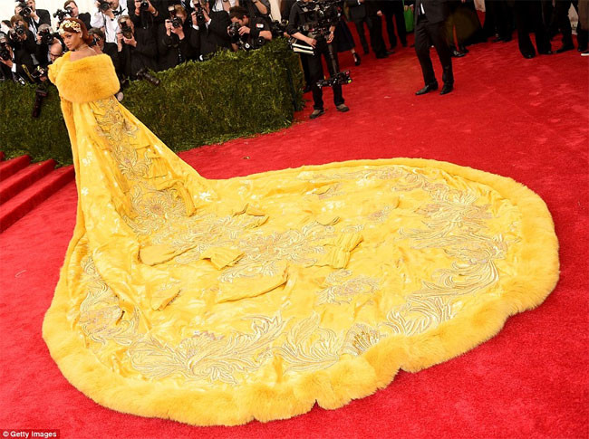 Chiếc váy mà Rihanna mặc trong sự kiện Met Gala ngày hôm qua đã trở thành đề tài bàn tán trên mạng và bị cư dân mạng chế thành nhiều bức hình vừa buồn cười vừa ngộ nghĩnh.