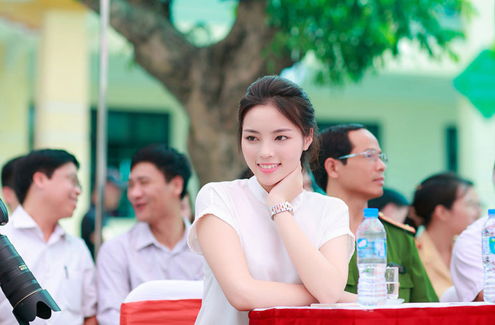 Chiều 24/5, Hoa hậu Kỳ Duyên đã tham gia buổi phát động trao tặng 30.000 mũ bảo hiểm cho cho học sinh của 2 trường tiểu học và trung học cơ sở Thanh Tuyền.