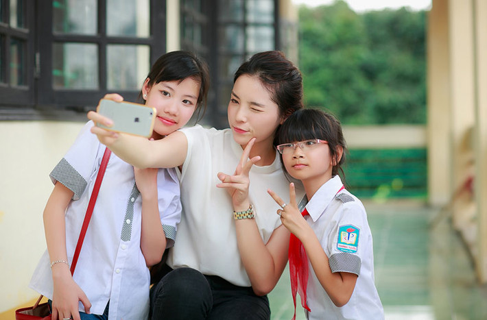 Người đẹp thân thiện chụp ảnh kỷ niệm cùng hai học sinh trường Thanh Tuyền.