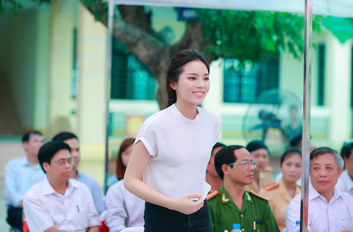 Tới dự buổi phát động, Hoa hậu Kỳ Duyên giản dị với trang phục áo trắng, quần đen, tóc tết gọn gàng sau lưng.