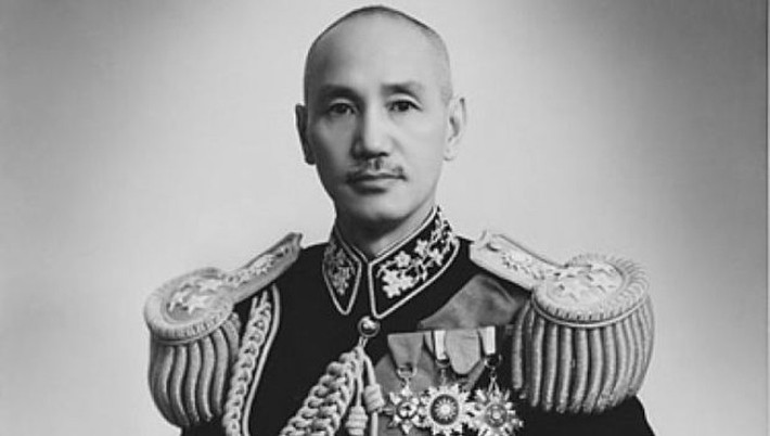 Khi ấy, Tống Mỹ Linh cũng tự tay đặt 4 cuốn sách vào giữa quan tài của chồng. Bốn cuốn này gồm: “Chủ nghĩa Tam Dân”, “Kinh Thánh”, “Suối ngọt sa mạc” và một cuốn thơ Đường.