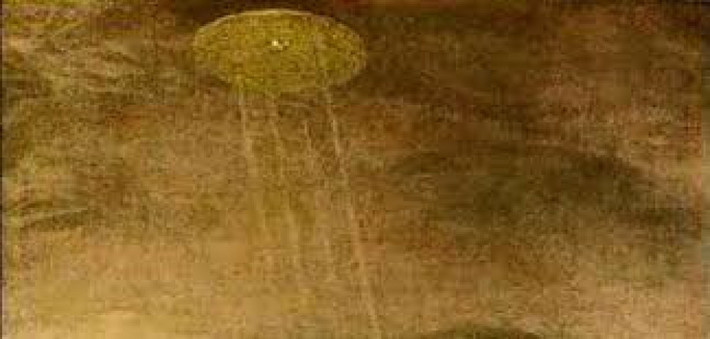 Từ đây, người ta suy đoán họa sĩ Aert De Gelder có thể vẽ UFO trong bức tranh của mình. Video: Vật thể lạ nghi UFO rơi xuống đường phố London (nguồn: VTC14)