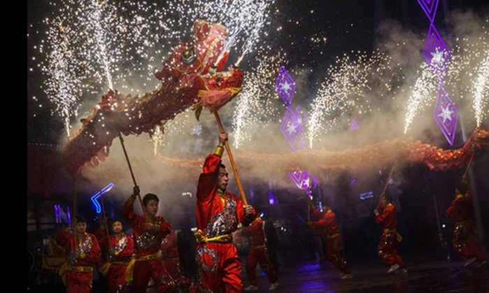 Trong đó, Tết âm lịch ở Trung Quốc (hay còn gọi là Xuân Tiết) kéo dài 15 ngày bắt đầu từ ngày 1/1 âm lịch và kết thúc vào ngày tổ chức lễ hội đèn lồng 15/1 âm lịch.