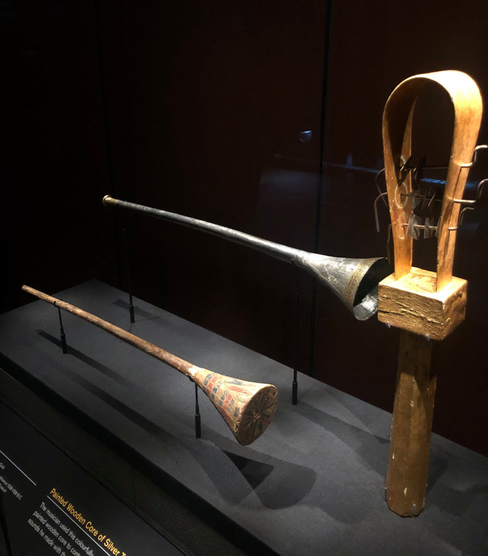Cụ thể, cặp kèn được tìm thấy trong ăng mộ của Vua Tutankhamun gồm 1 chiếc làm từ bạc và chiếc còn lại làm từ đồng.