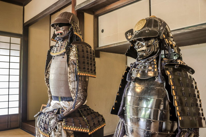 Samurai làm như vậy nhằm áp chế tinh thần của kẻ thù ngay từ lúc gặp.