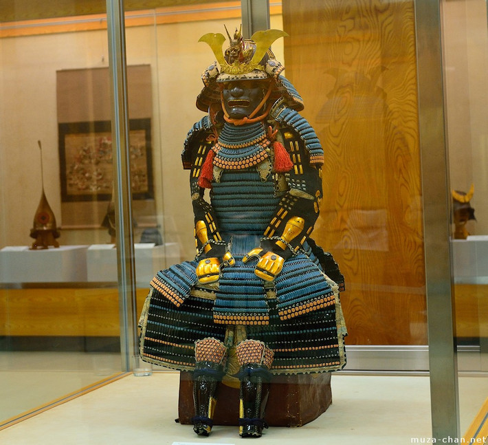 Theo các tài liệu lịch sử, áo giáp của samurai được thiết kế từ đầu tới chân với nhiều lớp bảo vệ được làm từ các nguyên liệu như da, sắt, kim loại quý và lụa.