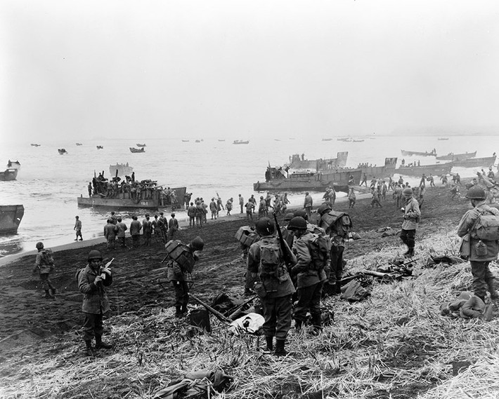 Từ giữa năm 1942, lực lượng Nhật Bản đổ bộ lên đảo Kiska thuộc quần đảo Aleut. Theo đó, Nhật Bản phá hủy trạm thời tiết của Hải quân Mỹ trên đảo. Hơn 1 năm sau, một trận chiến kỳ lạ xảy ra tại hòn đảo này.