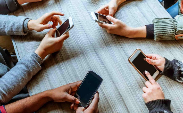 Trên thực tế, hiện nay chúng ta dễ dàng bắt gặp hình ảnh nhiều người nhìn chằm chằm vào smartphone mà không rời mắt ở các nước trên thế giới.