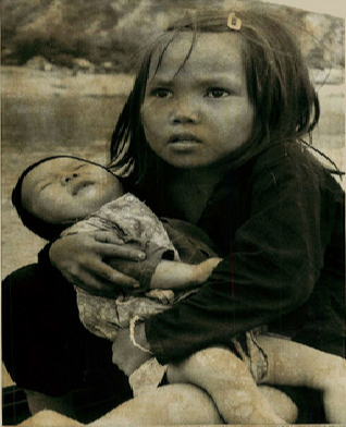 Người chị ôm chặt em khi ngồi trên thuyền khi vượt sông phía nam Đà Nẵng trong cuộc di tản ngày 10/8/1974.