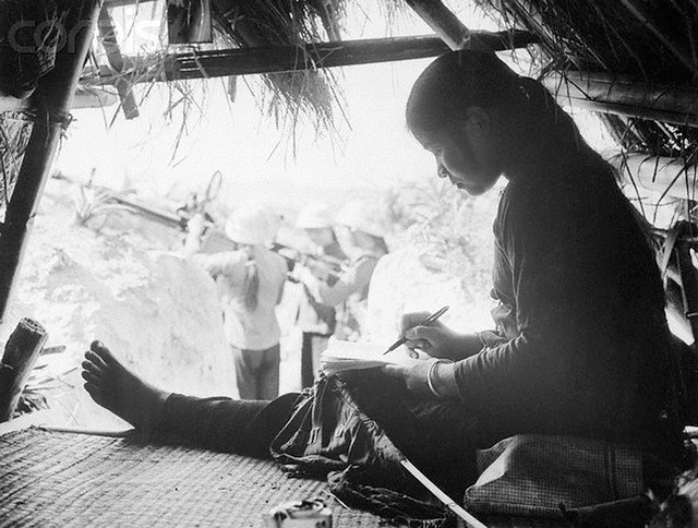 Tranh thủ lúc nghỉ ngơi, nữ dân quân miền Bắc viết thư gửi về cho gia đình ngày 13/2/1968.