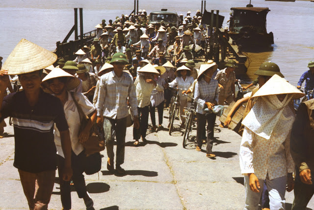 Günter Mosler chụp người dân tại bến phà Hòn Gai, Quảng Ninh vào khoảng những năm 1973 - 1974.