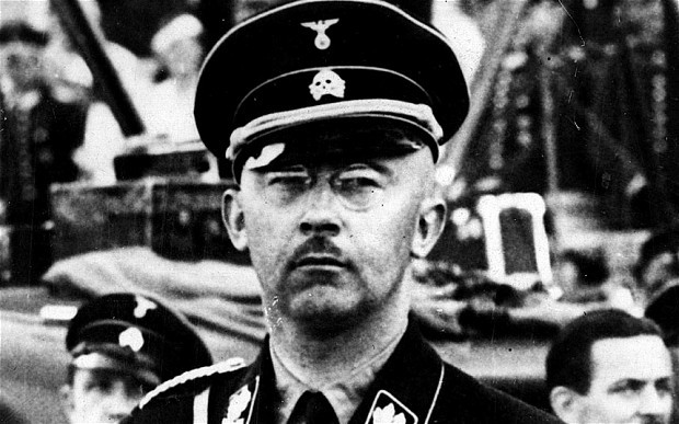 Điều này được Himmler ghi lại trong cuốn nhật ký của bản thân. Trong nhật ký, gã có viết rằng, sau một lần ăn uống no say với các sĩ quan SS đã ra lệnh giết 10 cảnh sát Ba Lan vì họ không chịu đàn áp người dân Ba Lan.