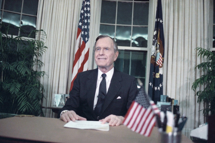 Năm 1988, ông Bush chạy đua tranh cử Tổng thống Mỹ và giành chiến thắng. Ngày 20/1/1989, ông tuyên thệ nhậm chức trở thành Tổng thống thứ 41 của Mỹ.