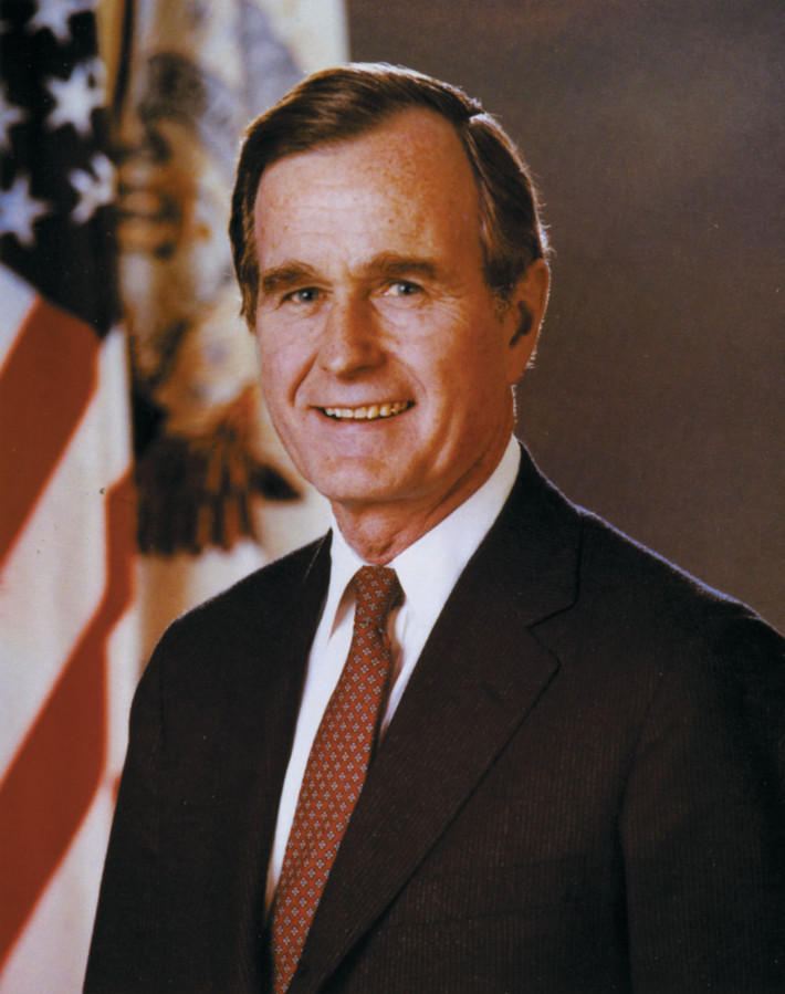 Sau khi Thế chiến 2 kết thúc, Tổng thống Bush giải ngũ và theo học đại học Yale chuyên ngành kinh tế học. Sau khi tốt nghiệp, ông trở thành doanh nhân thành đạt trong ngành dầu mỏ ở Texas.